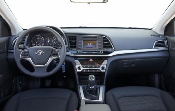 Vista del habitáculo enfocando asientos y consola central del Hyundai Elantra.