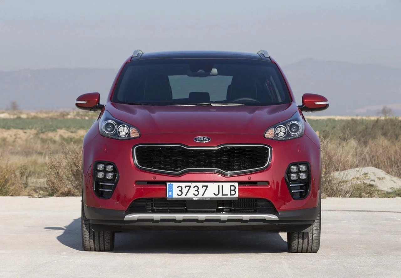 Vista frontal del Kia Sportage destacando su parrilla y faros característicos