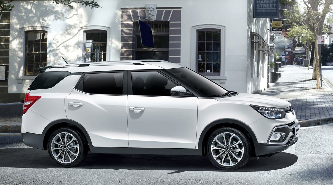 Perfil del Ssangyong Tivoli XLV destacando su línea y diseño lateral.