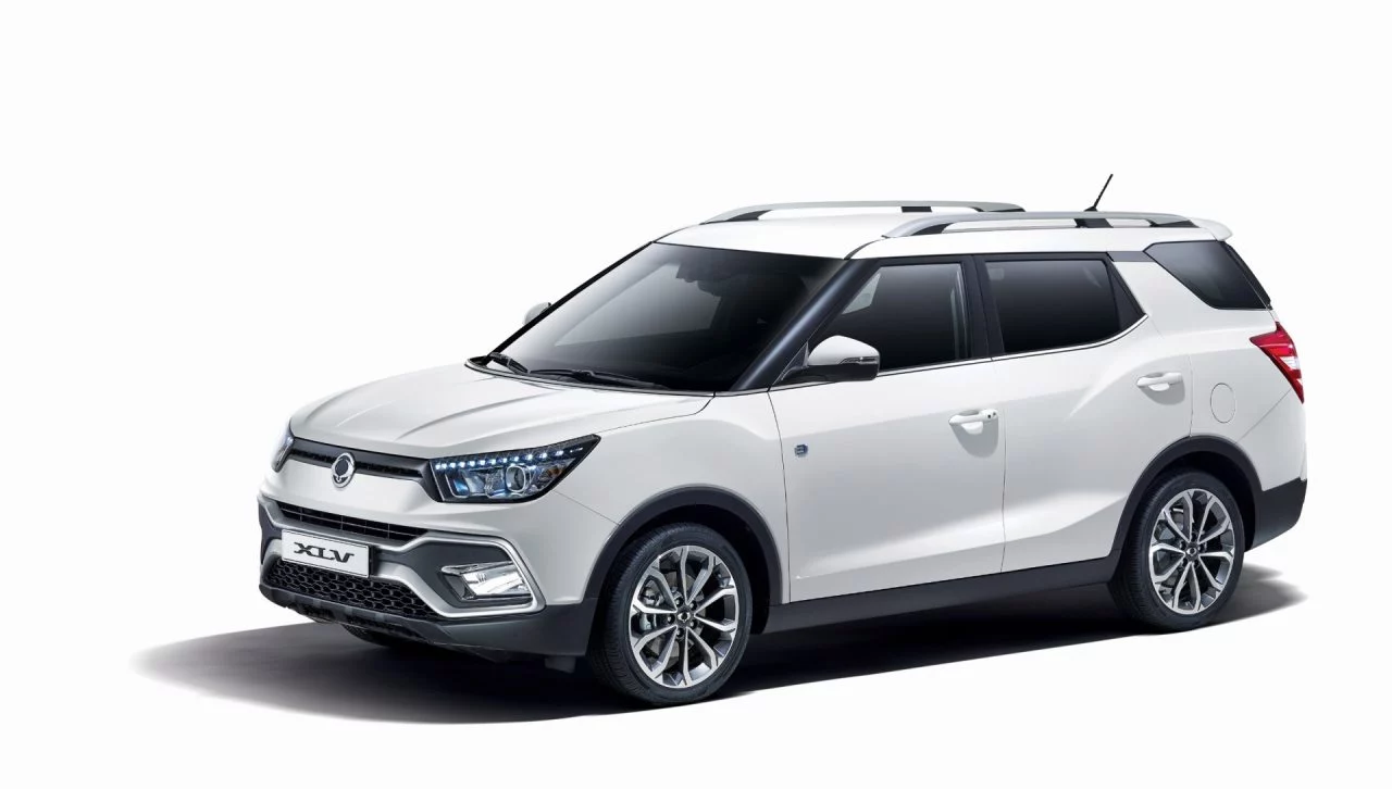 Vista lateral del SsangYong Tivoli Grand, destacando su línea y diseño.