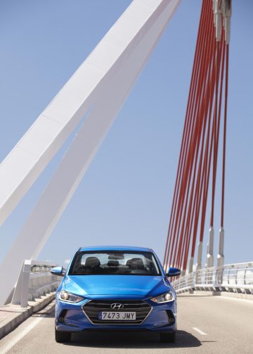 La imagen muestra la parte superior del Hyundai Elantra destacando su techo.