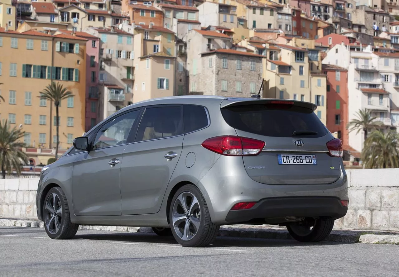 Vista angular trasera del Kia Carens destacando su diseño moderno y líneas aerodinámicas.