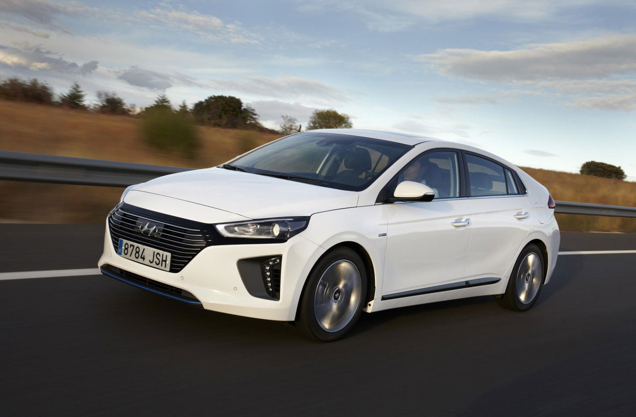 Vista angular del Hyundai IONIQ destacando su diseño aerodinámico.