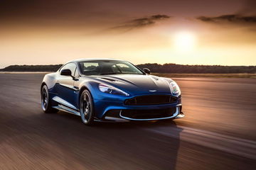 El Aston Martin Vanquish S deslumbra con su porte atlético en la pista.