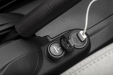 Toma USB en el Citroën C-Elysée, práctica para la conectividad.