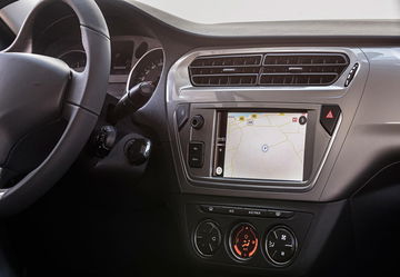 Vista del sistema de infotainment del Citroën C-Elysée, con enfoque en pantalla y controles.