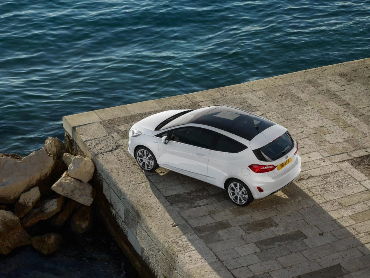 Ford Fiesta mostrando su diseño compacto y techo panorámico desde una vista aérea.