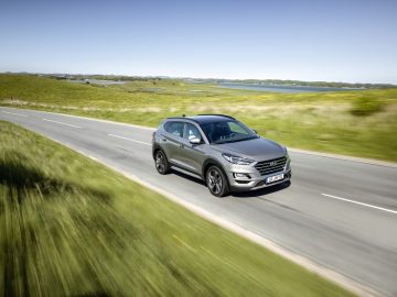 Vista dinámica lateral del Hyundai Tucson en carretera