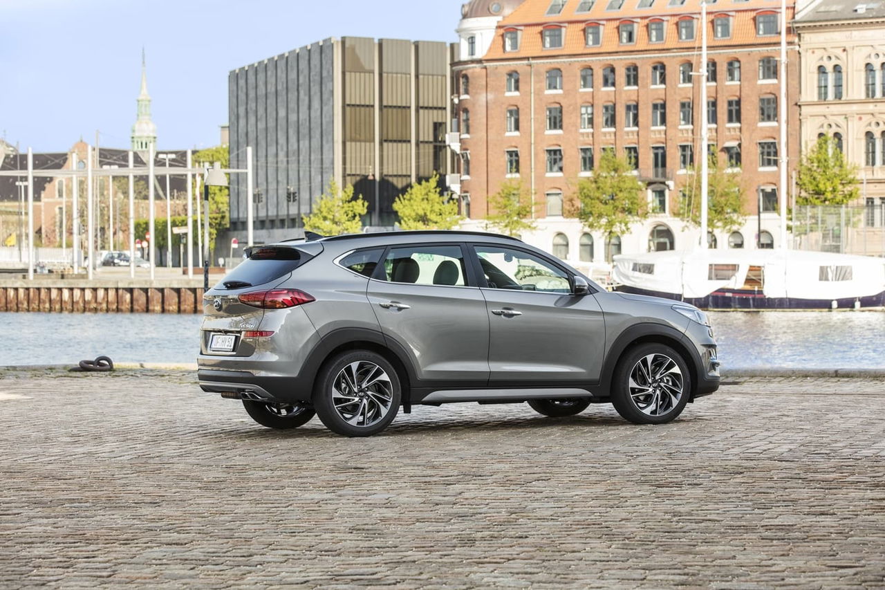 Vista lateral del Hyundai Tucson que muestra su diseño aerodinámico y robusto.