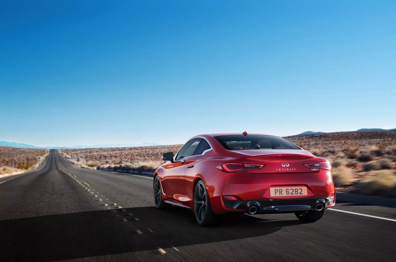 Vista dinámica del Infiniti Q60 mostrando su silueta deportiva y elegante.