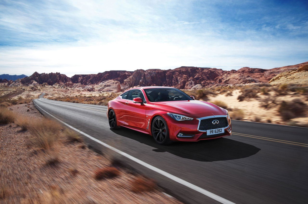 Vista lateral del Infiniti Q60 rojo en un entorno desértico, destacando su silueta aerodinámica.