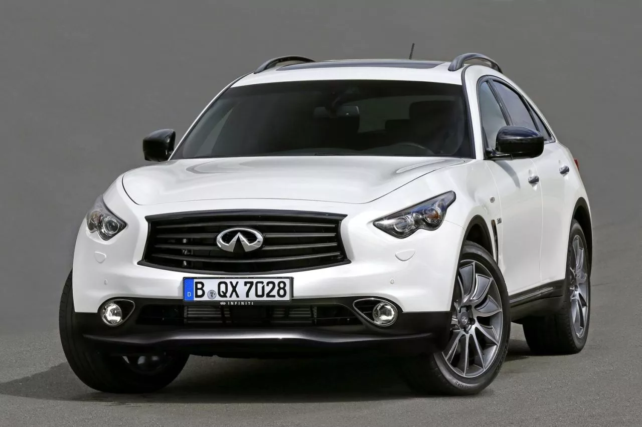 Vista frontal destacando la parrilla distintiva de Infiniti QX70.