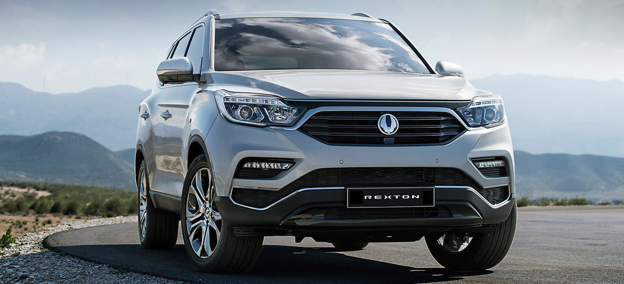 Vista frontal y lateral del SsangYong Rexton 2017.