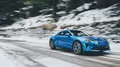 El Alpine A110 despliega su silueta lateral en un entorno invernal.