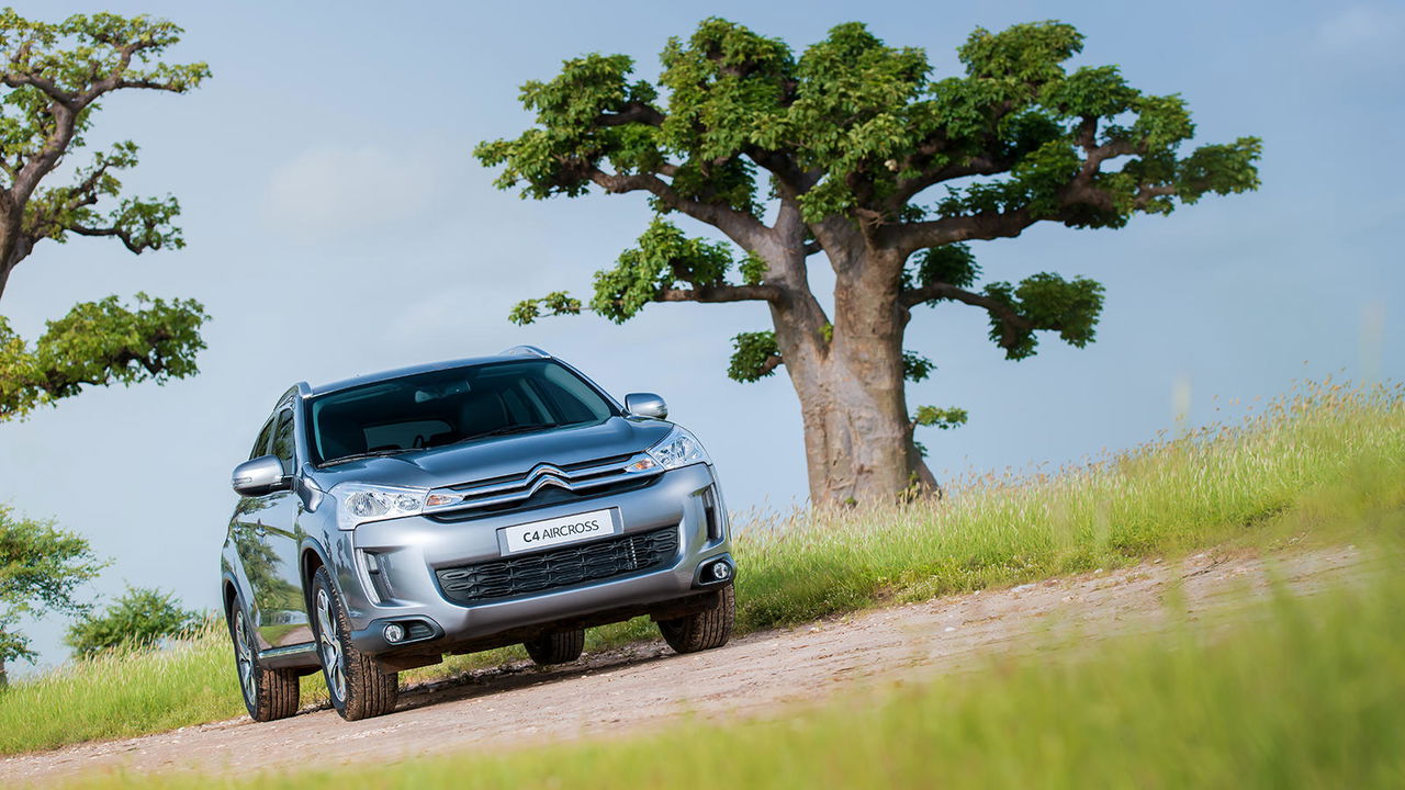 Vista dinámica del Citroën C4 Aircross en carretera, enfatizando su frontal