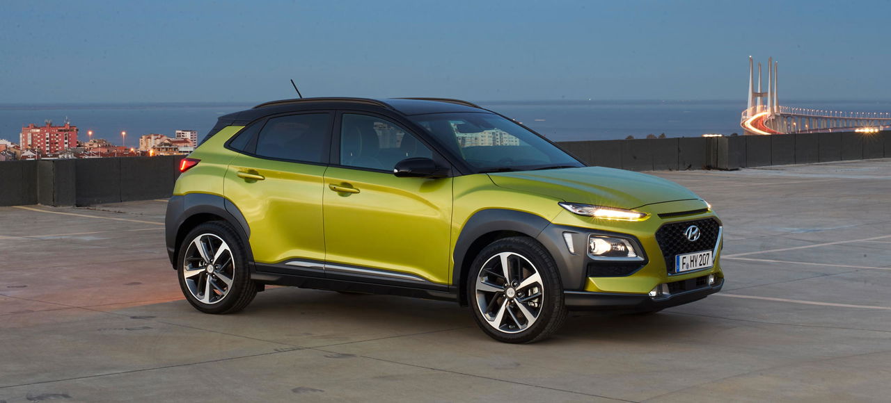 Vista lateral del Hyundai Kona mostrando su línea deportiva y moderna.