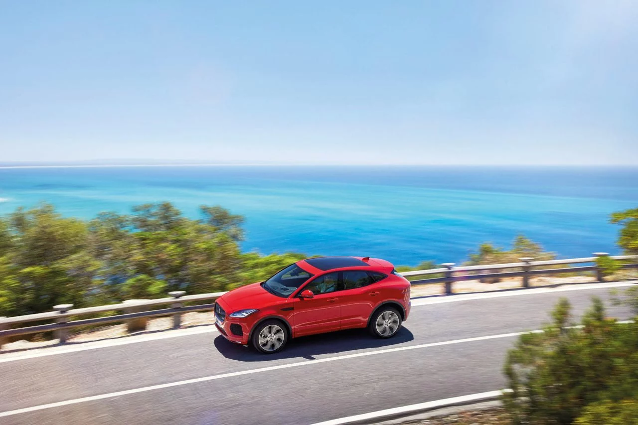 Vista lateral del Jaguar E-PACE con el océano de fondo.