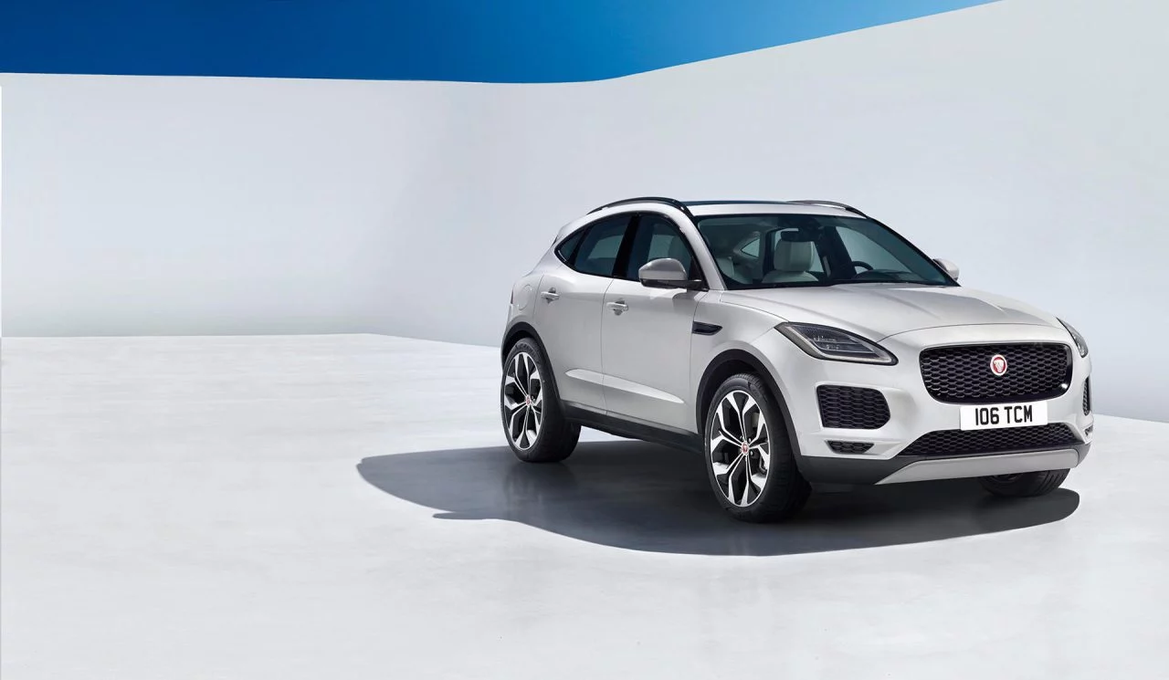 Vista lateral del Jaguar E-PACE destacando su diseño aerodinámico.