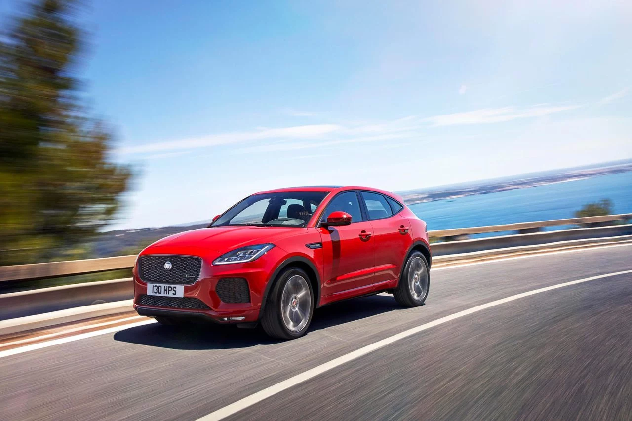 Vista lateral del Jaguar E-PACE mostrando su línea aerodinámica.