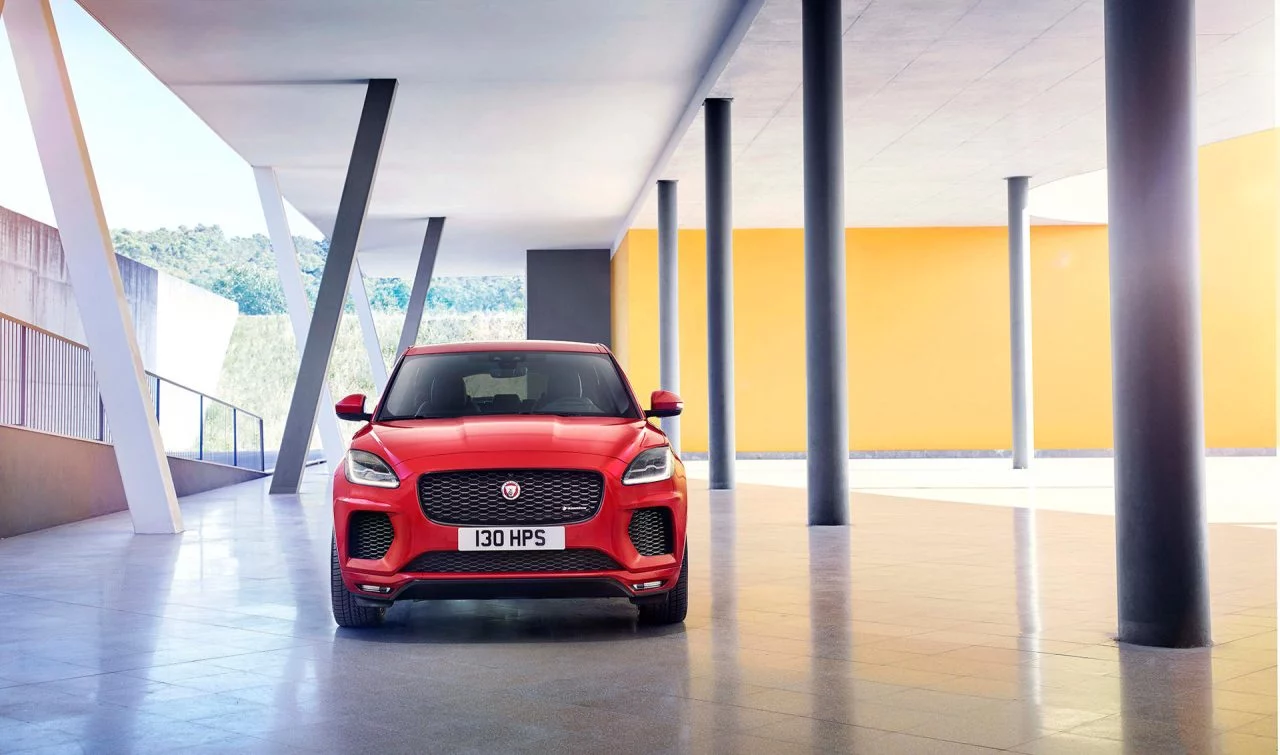 Elegante diseño frontal del Jaguar E-PACE con techo solar panorámico.