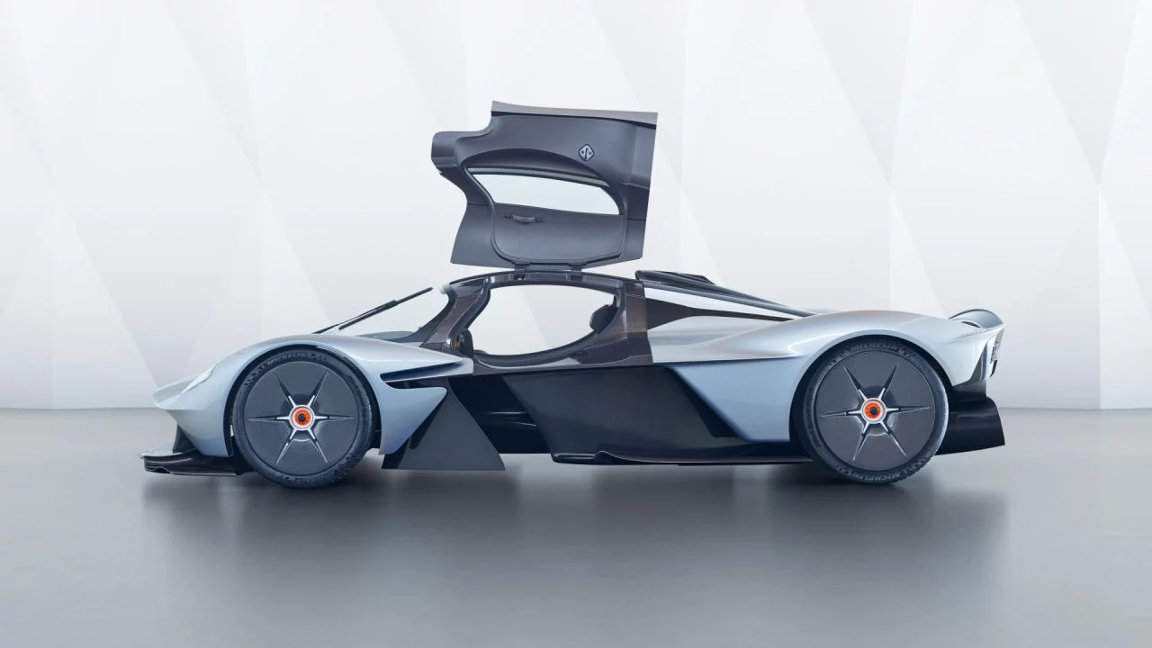 Vista lateral Aston Martin Valkyrie destacando su aerodinámica.