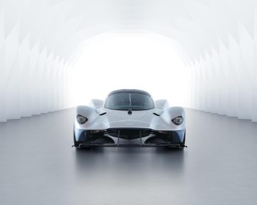 Vista frontal del Aston Martin Valkyrie destacando su diseño aerodinámico.