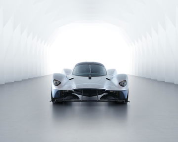 Vista frontal del Aston Martin Valkyrie destacando su diseño aerodinámico.