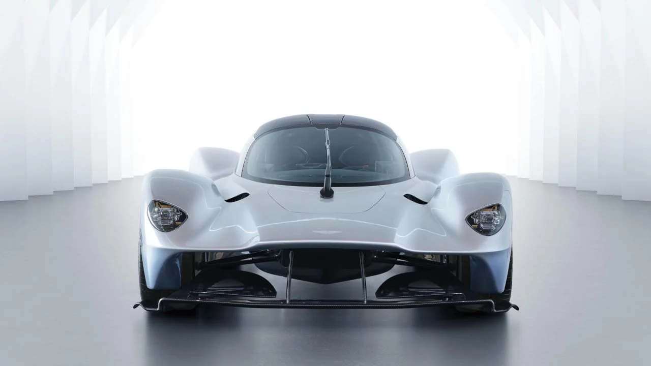 Fascinante perspectiva frontal del Aston Martin Valkyrie, diseño aerodinámico resaltante.