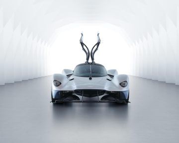 Vista frontal del Aston Martin Valkyrie destacando su diseño aerodinámico.