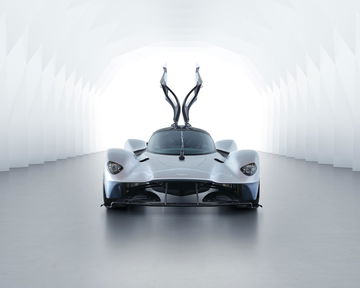 Vista frontal del Aston Martin Valkyrie destacando su diseño aerodinámico.