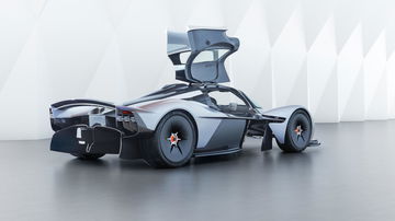 Vista lateral del Aston Martin Valkyrie, destacando su diseño aerodinámico