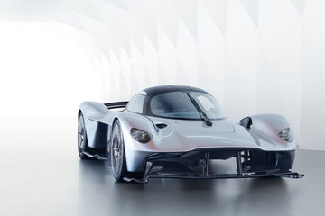 Imagen lateral y delantera del Aston Martin Valkyrie, destacando su diseño aerodinámico.