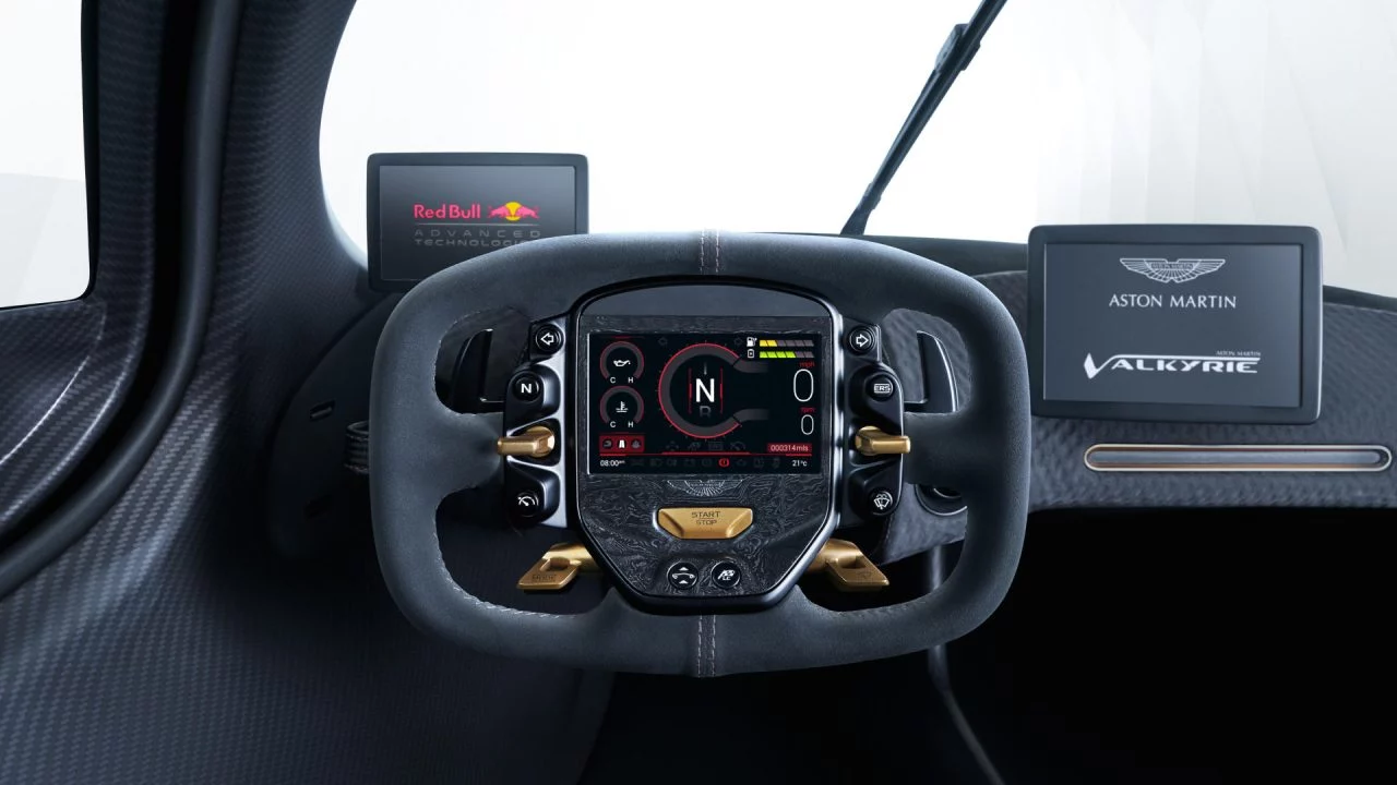 Volante de alta tecnología del Aston Martin Valkyrie, con pantalla central.