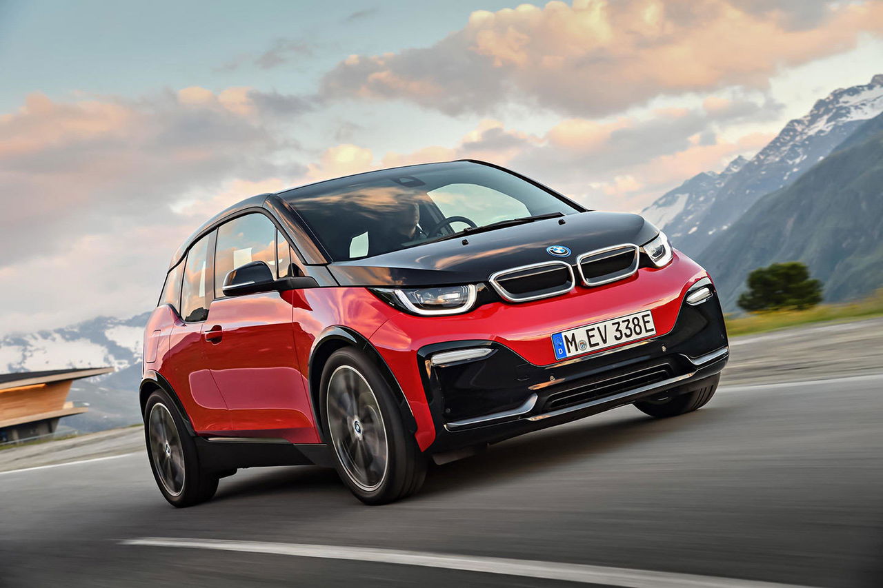 Vista dinámica del BMW i3 en carretera, destacando su diseño futurista.