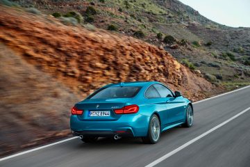 Vista dinámica del BMW Serie 4 mostrando su silueta y diseño trasero.