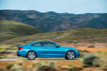 Silueta dinámica del BMW Serie 4 a toda velocidad, destacando su perfil lateral.