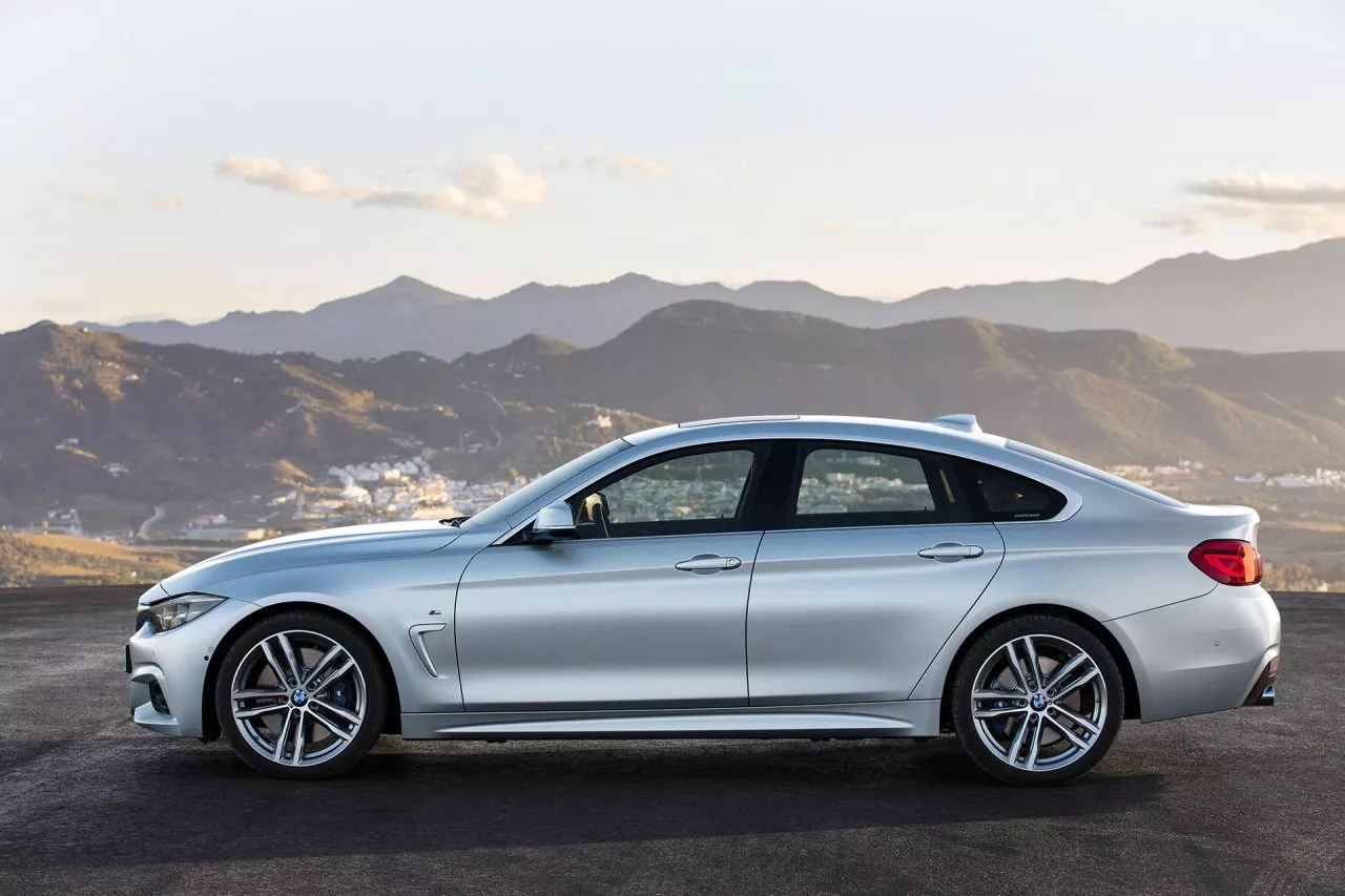 Vista lateral del BMW Serie 4, destacando su línea de coupé y elegantes llantas.