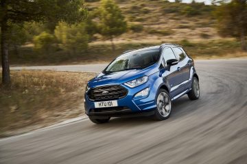 Ford EcoSport en movimiento, destacando su diseño frontal y dinamismo