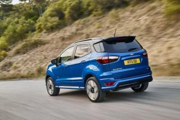 Vista dinámica del Ford EcoSport enfatizando su diseño trasero y lateral.