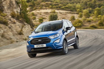 Vista en movimiento del Ford EcoSport destacando su diseño frontal y lateral.