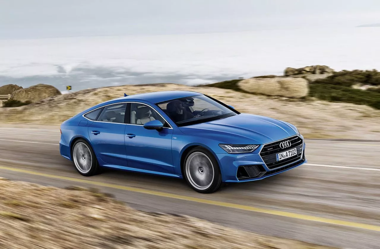 Vista dinámica del Audi A7 Sportback en movimiento mostrando su elegante línea lateral.