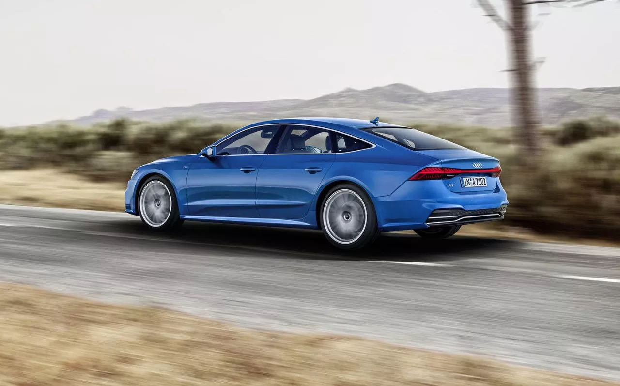 Perfil dinámico del Audi A7 Sportback mostrando su diseño aerodinámico.