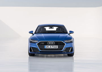 Vista frontal del Audi A7 Sportback destacando su imponente parrilla y faros LED.