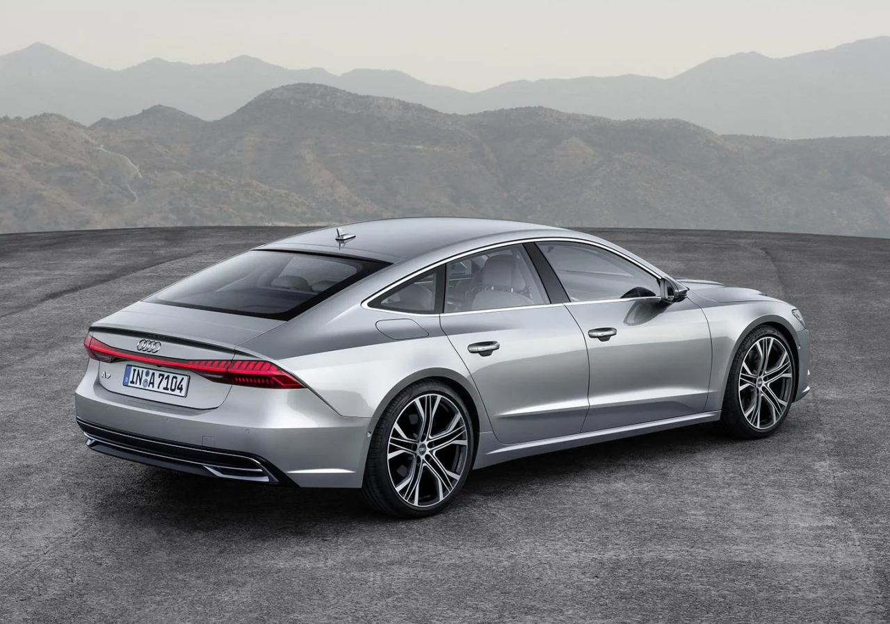 Vista trasera y lateral del Audi A7 Sportback destacando su diseño fluido