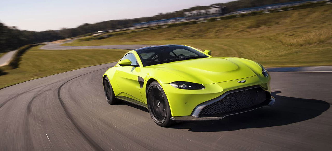 Vista en acción del Aston Martin Vantage, destacando su frontal agresivo y líneas dinámicas.