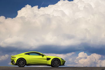 Vista lateral del Aston Martin Vantage destacando su dinámico perfil.