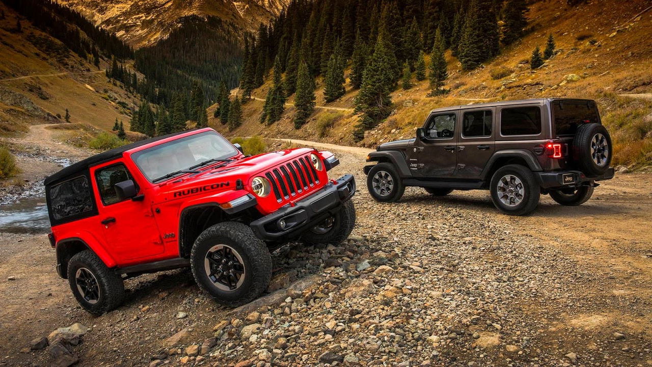 Vista lateral de dos Jeep Wrangler en un entorno de montaña, resaltando su capacidad todoterreno.