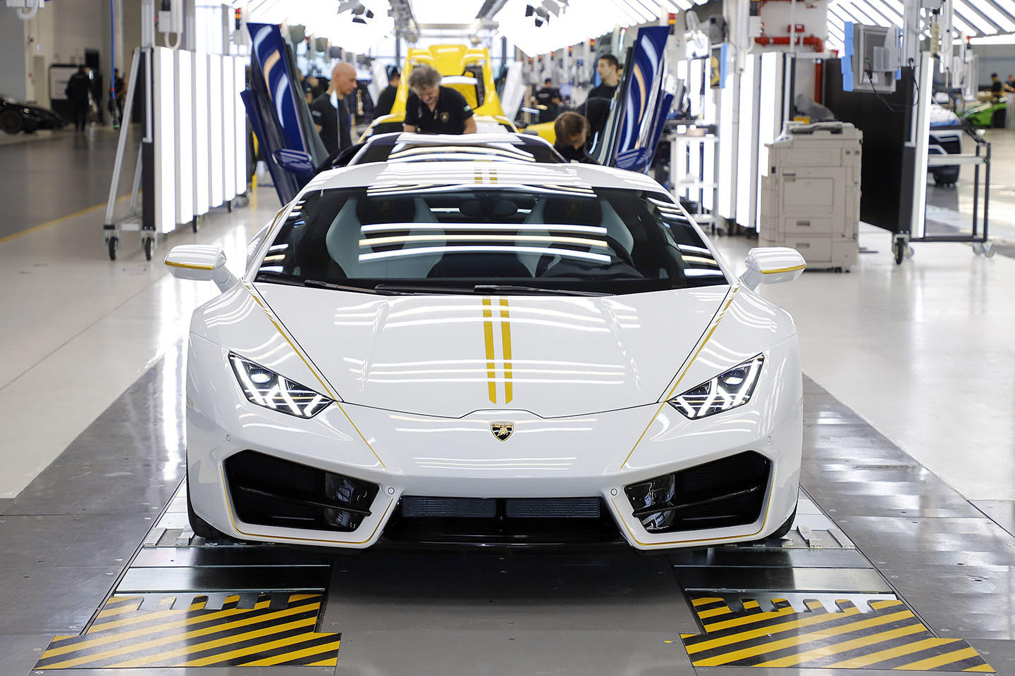 El Papa Francisco recibe un Lamborghini personalizado, por una buena causa  | Diariomotor
