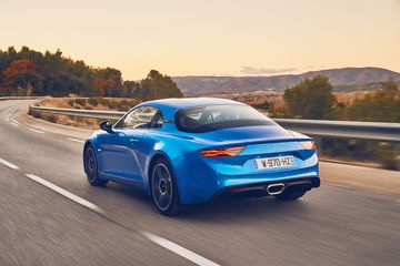 Vista dinámica del Alpine A110 mostrando su diseño trasero y lateral.