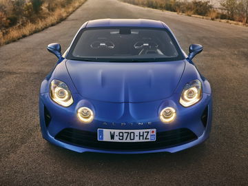 Vista frontal del Alpine A110 destacando su diseño y faros característicos.